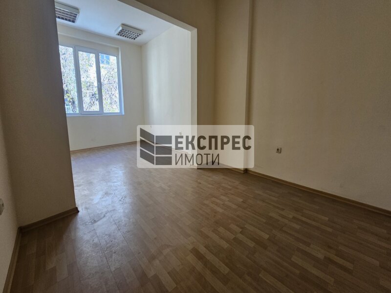 Необзаведен Тристаен апартамент