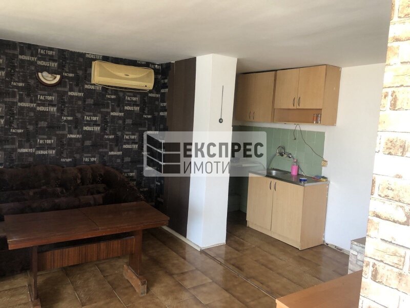 Полуобзаеден, Тристаен апартамент