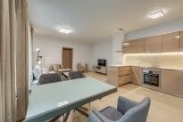 Newly furnished, luxurious 1 bedroom apartment, Centre