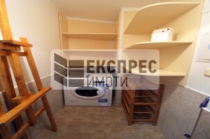 Möbliert Studio, Greek area