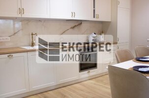 Обзаведен, Нов, Луксозен Тристаен апартамент, Червен площад