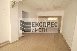 Необзаведен Магазин, Червен площад