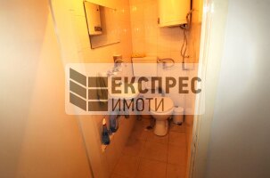 Необзаведен Магазин, Червен площад