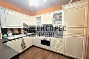 Обзаведен, Тристаен апартамент, Червен площад
