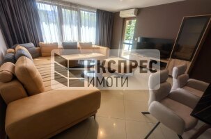 Обзавeден Тристаен апартамент, Център