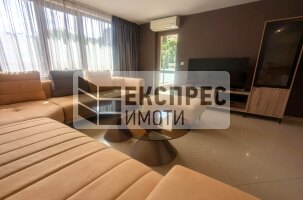 Обзавeден Тристаен апартамент, Център