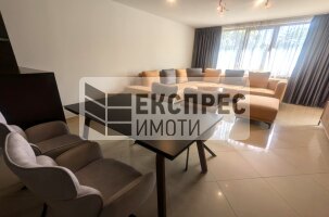 Обзавeден Тристаен апартамент, Център