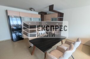 Обзавeден Тристаен апартамент, Център