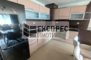 Обзавeден Тристаен апартамент, Център