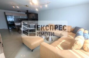 Обзавeден Тристаен апартамент, Център
