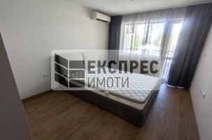 Обзавeден Тристаен апартамент, Център
