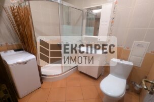 Обзавeден Тристаен апартамент, Център