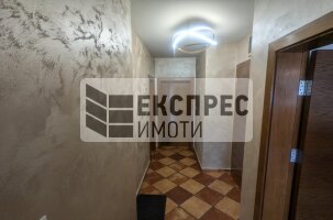 Обзавeден Тристаен апартамент, Център