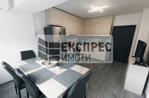 Обзаведен Тристаен апартамент, Колхозен пазар