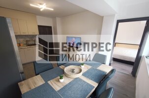 Обзаведен Тристаен апартамент, Колхозен пазар
