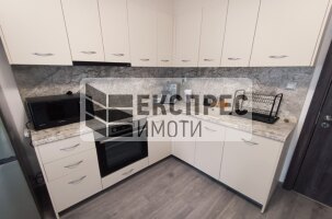 Обзаведен Тристаен апартамент, Колхозен пазар