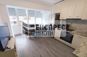 Обзаведен Тристаен апартамент, Колхозен пазар