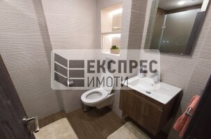 Обзаведен Тристаен апартамент, Колхозен пазар