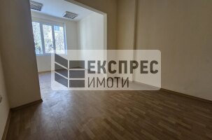 Необзаведен Тристаен апартамент, Гръцка махала