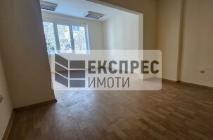 Необзаведен Тристаен апартамент, Гръцка махала