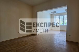 Необзаведен Тристаен апартамент, Гръцка махала