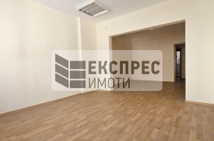 Необзаведен Тристаен апартамент, Гръцка махала