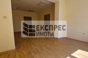 Необзаведен Тристаен апартамент, Гръцка махала