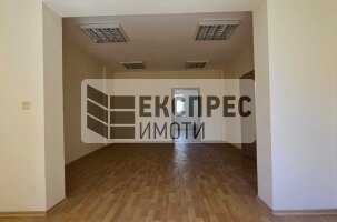 Необзаведен Тристаен апартамент, Гръцка махала