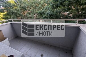 Обзавeден Тристаен апартамент, Окръжна болница