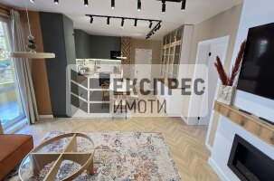 Обзавeден Тристаен апартамент, Център