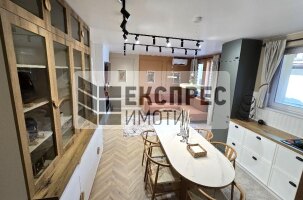Обзавeден Тристаен апартамент, Център