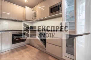 Нов, Луксозен, Обзаведен Тристаен апартамент, Център