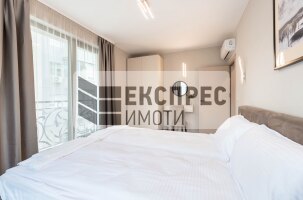 Нов, Луксозен, Обзаведен Тристаен апартамент, Център