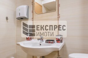 Oбзаведен, нов Тристаен апартамент, Център