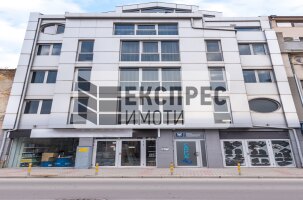 Oбзаведен, нов Тристаен апартамент, Център