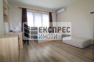 Обзаведен Тристаен апартамент, Червен площад
