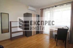 Обзаведен Тристаен апартамент, Червен площад