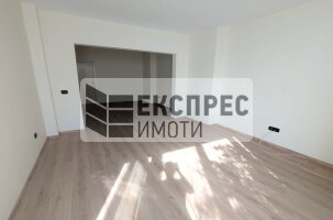 Полуобзаведен Четиристаен апартамент, Център
