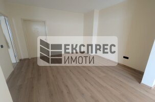 Полуобзаведен Четиристаен апартамент, Център