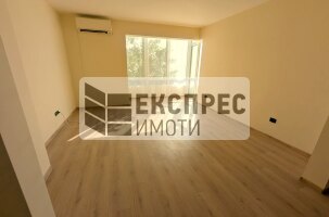 Полуобзаведен Четиристаен апартамент, Център