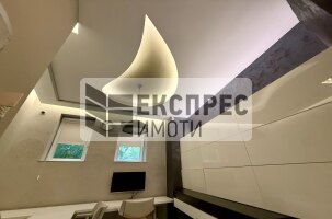 Обзаведен Офис, Център