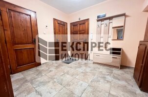 Обзаведен Тристаен апартамент, Окръжна болница