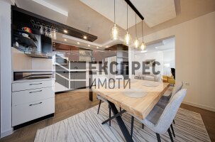 Нов, Луксозно Обзаведен Тристаен апартамент, Център