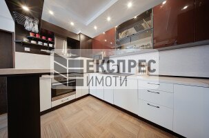 Нов, Луксозно Обзаведен Тристаен апартамент, Център