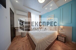 Нов, Луксозно Обзаведен Тристаен апартамент, Център