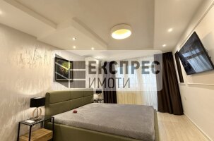 Нов, Луксозно Обзаведен Тристаен апартамент, Център