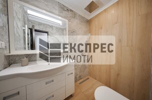 Нов, Луксозно Обзаведен Тристаен апартамент, Център