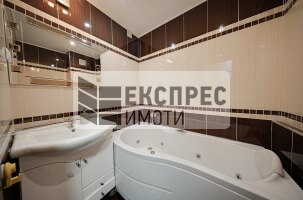 Нов, Луксозно Обзаведен Тристаен апартамент, Център