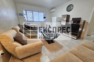 Обзаведен Тристаен апартамент, Червен площад