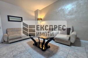 Обзаведен Тристаен апартамент, Червен площад